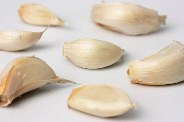 Dientes Ajo Cáscaras Secas Aisladas Sobre Fondo Blanco — Foto de Stock