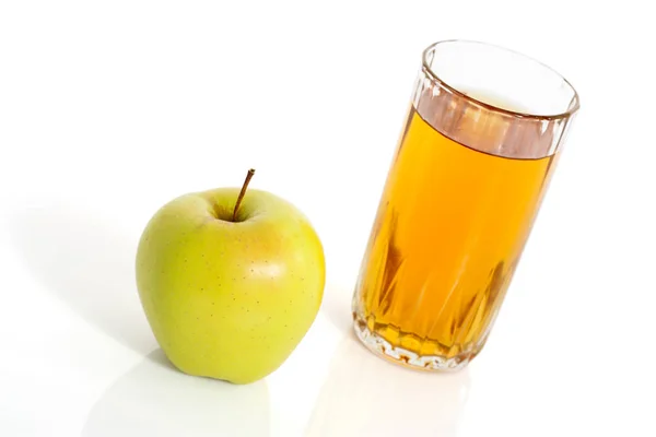 Szklanka Soku Jabłkowego Zielone Jabłko Białym Tle — Zdjęcie stockowe