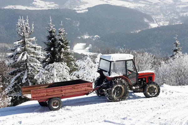 Uitzicht Truck Besneeuwde Bergachtige Scene — Stockfoto