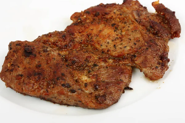 Beyaz Tabakta Kavrulmuş Biftek — Stok fotoğraf