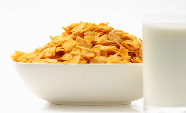 Skål Med Flingor Chips Med Mjölk Glas Isolerade Vit Bakgrund — Stockfoto