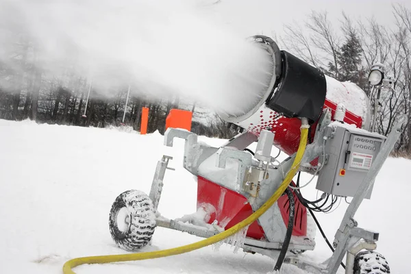 Sneeuw Machine Maken Van Sneeuw Heuvel Bij Ski Resort — Stockfoto