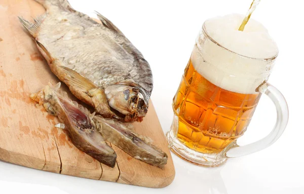 Vaso Cerveza Con Pescado Seco Sobre Tabla Madera — Foto de Stock