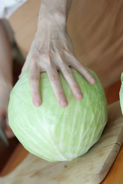 Mano Masculina Sosteniendo Repollo Verde Entero Tablero Madera — Foto de Stock