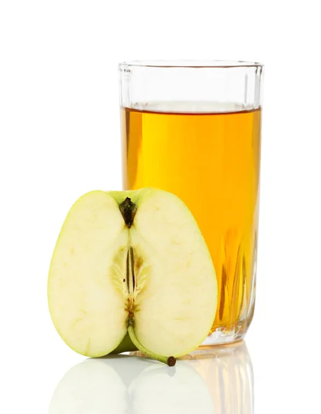 Glas Apfelsaft Und Apfelhälfte Auf Weißem Hintergrund — Stockfoto