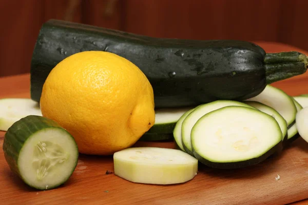 Ahşap Tahta Üzerinde Doğranmış Kabak Salatalık Limon — Stok fotoğraf