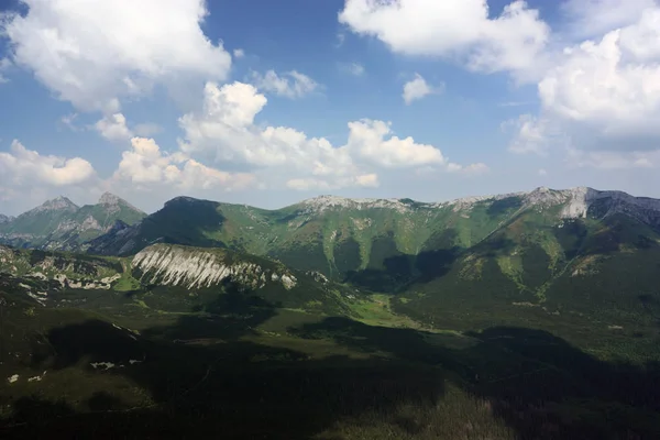 Ορεινό Τοπίο Πράσινους Λόφους Και Συννεφιασμένο Ουρανό — Φωτογραφία Αρχείου