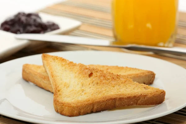 Toasts Auf Dem Teller Auf Dem Servierten Frühstückstisch — Stockfoto