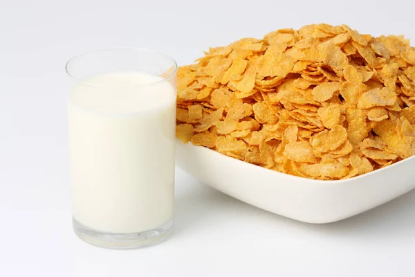 Skål Med Flingor Chips Med Mjölk Glas Isolerade Vit Bakgrund — Stockfoto