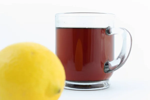 Schwarzer Tee Glas Mit Zitrone Auf Weißem Hintergrund — Stockfoto