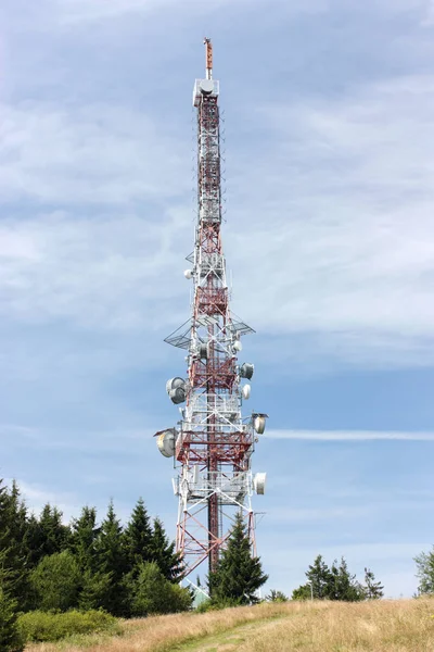 Torre Telecomunicaciones Con Antenas Cielo Azul — Foto de Stock
