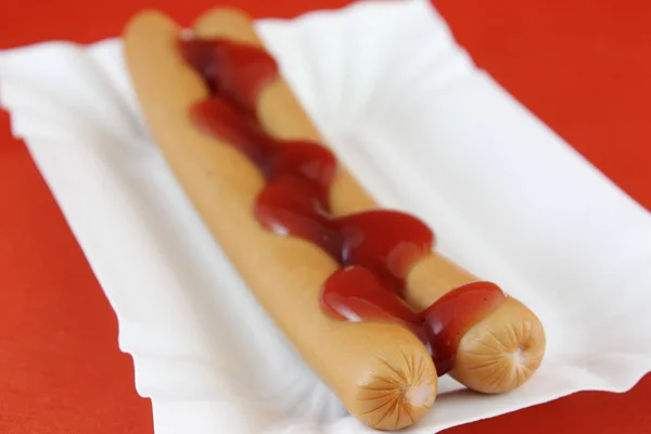 Duas Salsichas Com Ketchup Placa Papel — Fotografia de Stock