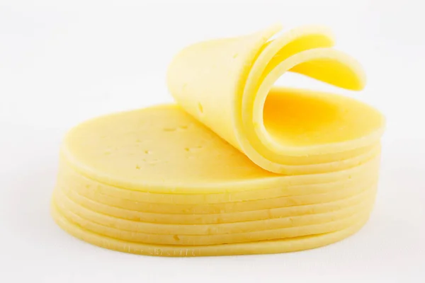 孤立在白色背景上的新鲜切片的奶酪 — 图库照片