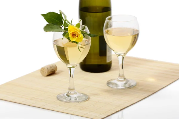 Bottiglia Vino Con Bicchieri Pieni Rosa Gialla — Foto Stock