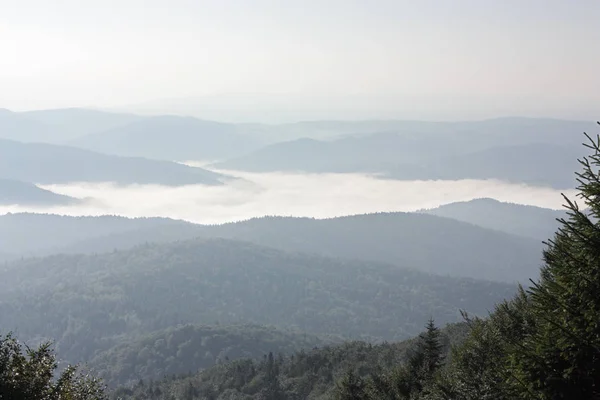 阳光低云的山区景观 — 图库照片