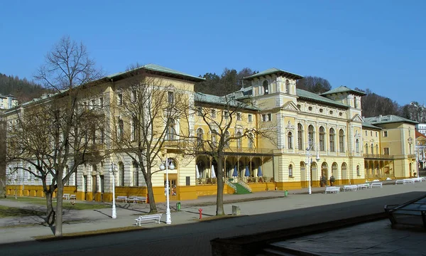 Altes Gelbes Gebäude Mit Kahlen Bäumen Und Blauem Himmel — Stockfoto