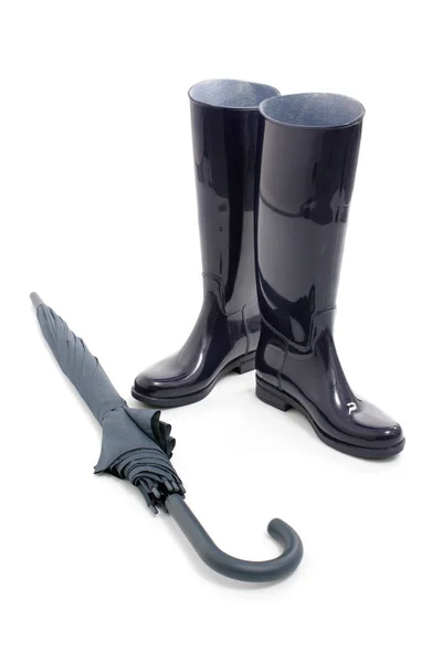 黒いゴム長靴と傘が白い背景で隔離 — ストック写真