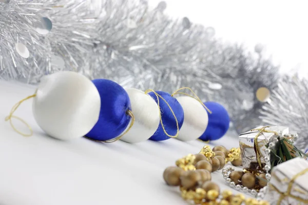 Baubles Natale Blu Rosso Con Altre Decorazioni Sfondo Bianco — Foto Stock