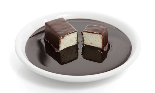 Halbierte Souffleuse Mit Geschmolzener Schokolade Auf Teller — Stockfoto