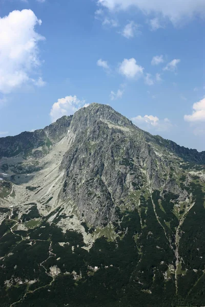 Hornatá Krajina Zelenou Rockovou Oblačnou Oblohou — Stock fotografie