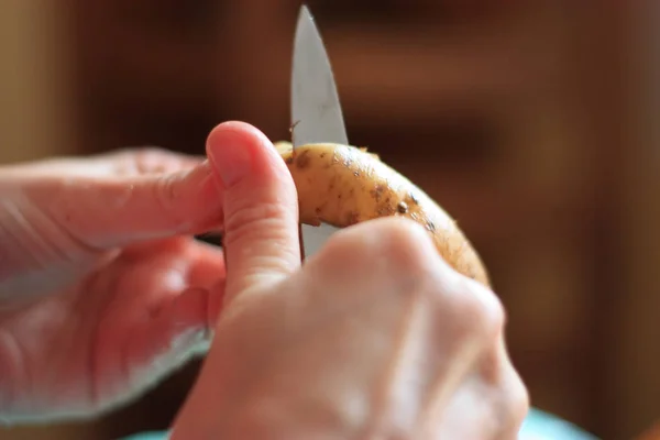 Очищення Картоплі Ножем Крупним Планом — стокове фото