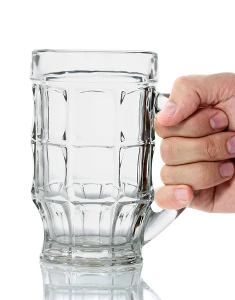 手拿着啤酒玻璃隔离在白色背景 — 图库照片
