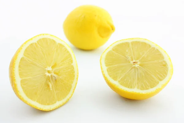 Целые Наполовину Лимоны Изолированы Белом Фоне — стоковое фото