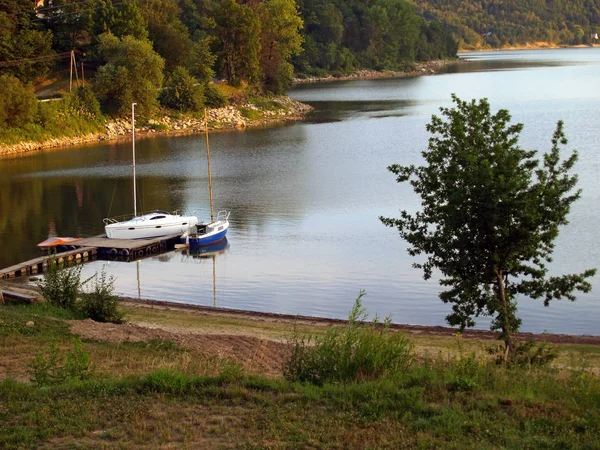 被绿地和停泊在码头上的船只包围的湖景 — 图库照片
