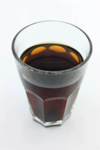 Thé Noir Dans Une Tasse Verre Sur Fond Blanc — Photo