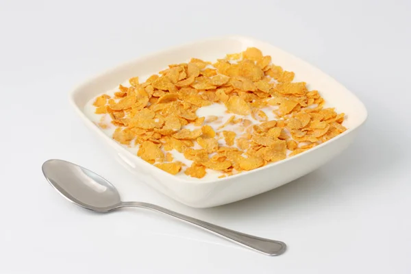Schüssel Mit Cornflakes Chips Mit Milch Und Löffel Isoliert Auf — Stockfoto