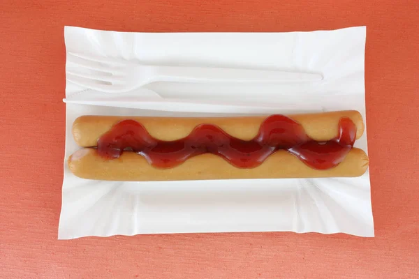 Zwei Würstchen Mit Ketchup Gabel Und Messer Auf Pappteller — Stockfoto