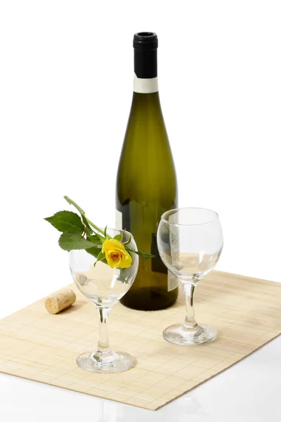 Bicchieri Vuoti Con Bottiglia Vino Fiore Rosa — Foto Stock