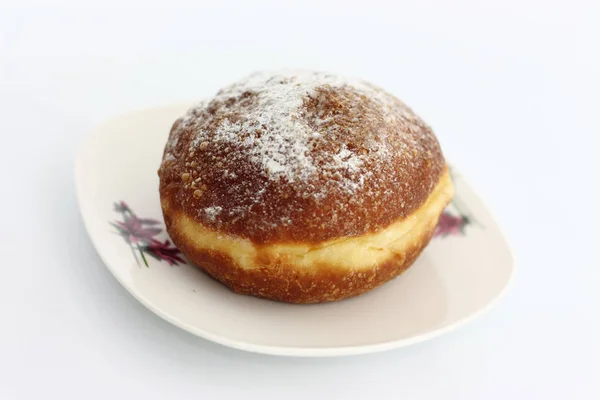 Verse Donut Met Poedersuiker Plaat — Stockfoto