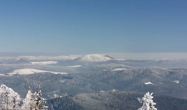 Schneebedeckte Berglandschaft Mit Blauem Himmel — Stockfoto