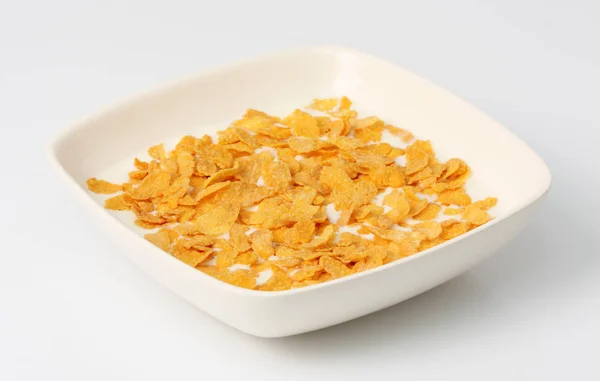 Kom Van Granen Chips Met Melk Geïsoleerd Witte Achtergrond — Stockfoto