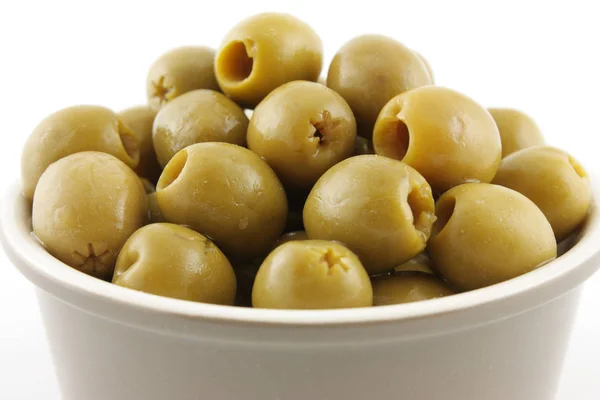 Mucchio Olive Verdi Piccola Ciotola Sfondo Bianco — Foto Stock