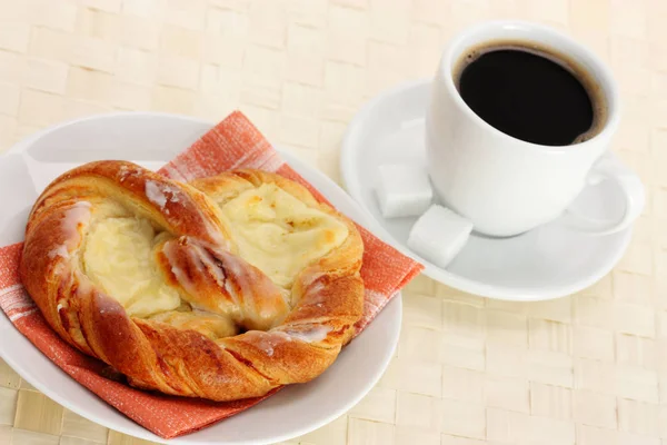 Xícara Café Preto Massa Queijo Toalha Mesa Vime — Fotografia de Stock