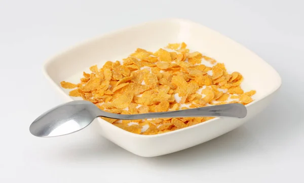 Skål Med Flingor Chips Med Mjölk Och Sked Isolerad Vit — Stockfoto