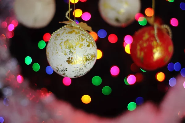 Baubles Natale Appeso Con Luci Festive Sullo Sfondo — Foto Stock