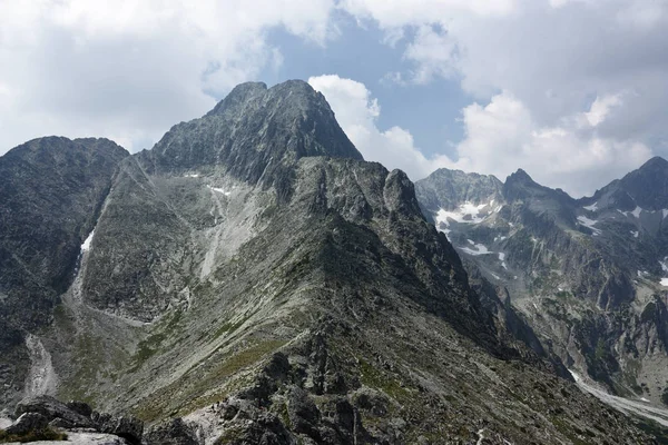 Гірський Пейзаж Зеленими Пагорбами Хмарним Небом — стокове фото