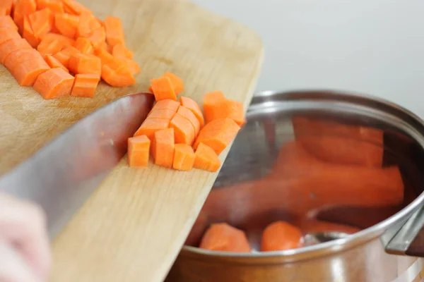 Capo Mettendo Carota Tagliata Padella — Foto Stock