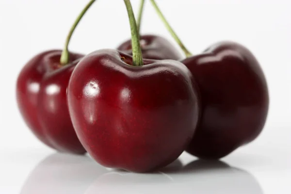 Cerezas Rojas Maduras Aisladas Sobre Fondo Blanco — Foto de Stock