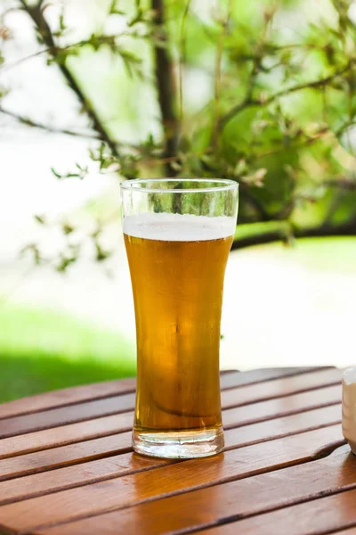 Bierglas Auf Holztisch Grünen — Stockfoto