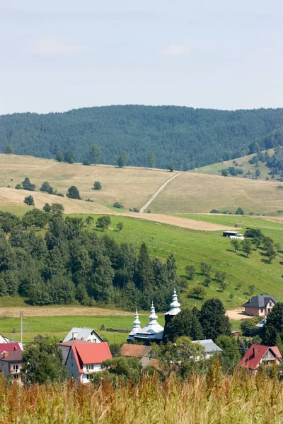 Naturskön Utsikt Över Valley Village Byggnader Omgiven Gröna Kullar — Stockfoto