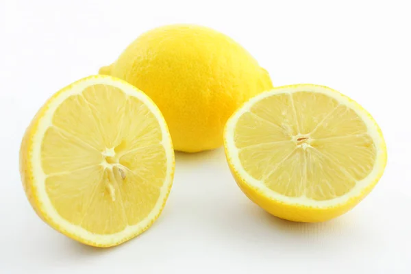 白い背景に分離された全体と半分のレモン — ストック写真