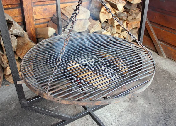 旧生锈的金属烤架 — 图库照片