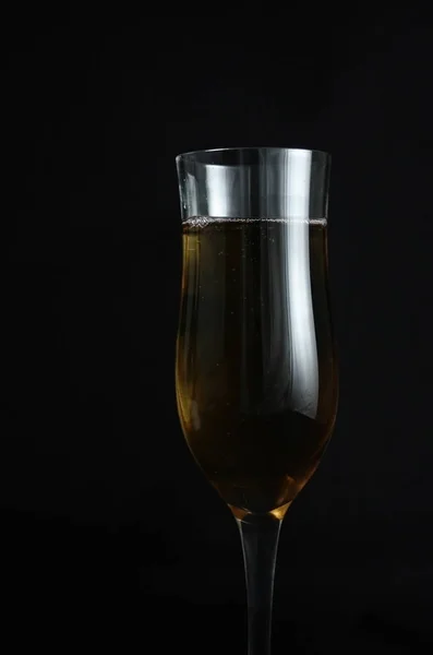 Verre Avec Boisson Champagne Sur Fond Sombre — Photo