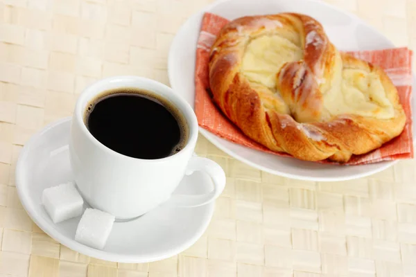 Xícara Café Preto Massa Queijo Toalha Mesa Vime — Fotografia de Stock