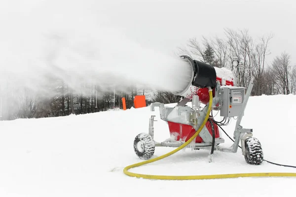 スキー場の丘の上に雪を作る雪のマシン — ストック写真