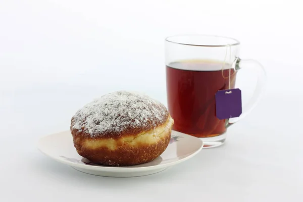 Schotel Met Donut Zwarte Thee Beker Witte Achtergrond — Stockfoto